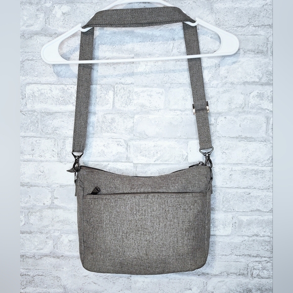 LUG Purse Crossbody Bag E
Looks like NEW. No signs of stains or use.
Adjustab - Picture 3 of 5